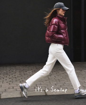 Collezione donna: piumino bordeaux, pantaloni bianchi e cappellino