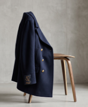 Peacoat blu su una sedia